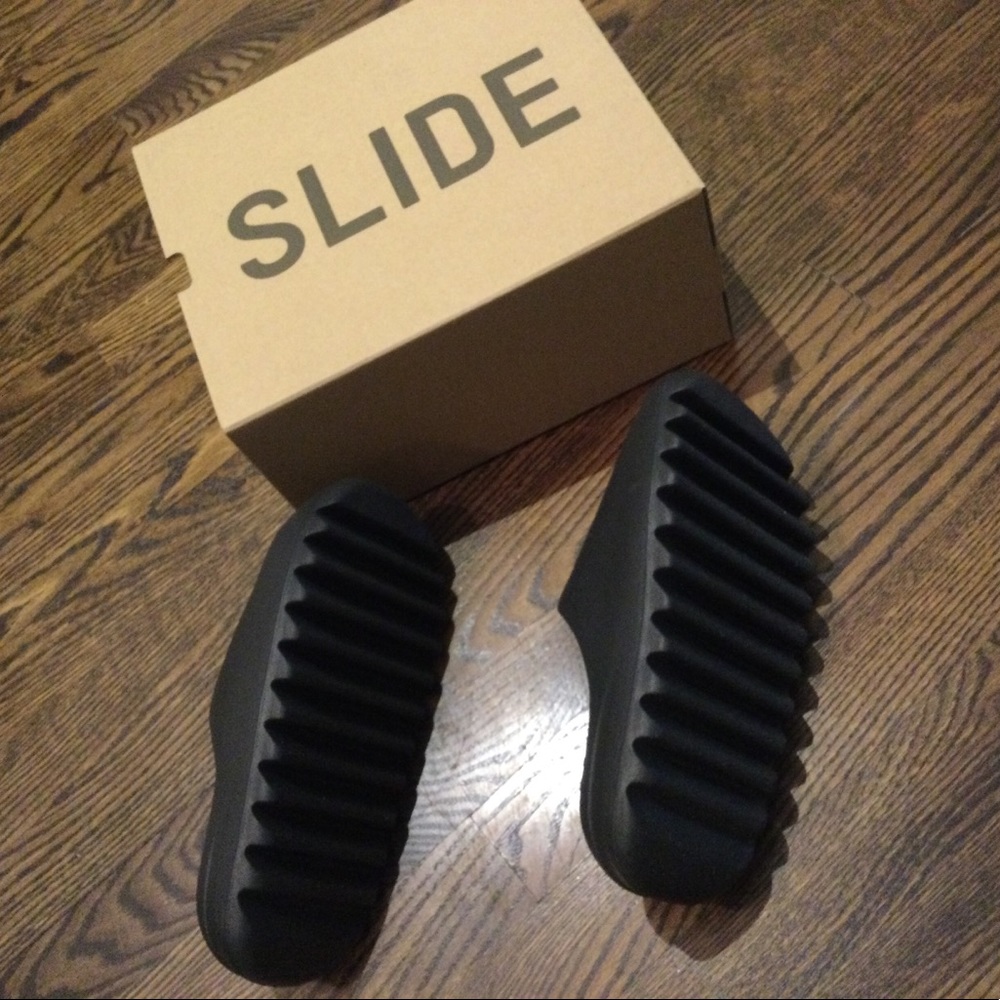 Yeezy slides Men SZ6- WMN SZ7, onyx colour